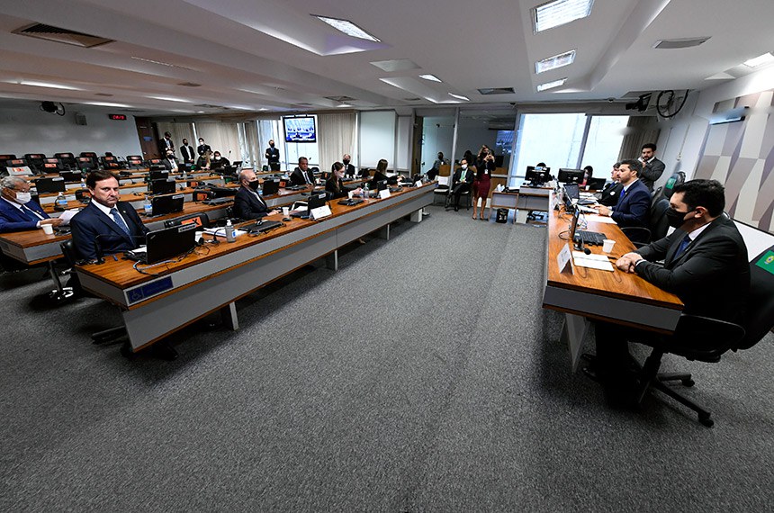 Senadores durante votação de indicações na Comissão de Infraestrutura; nomeações ainda terão de ser analisadas em Plenário