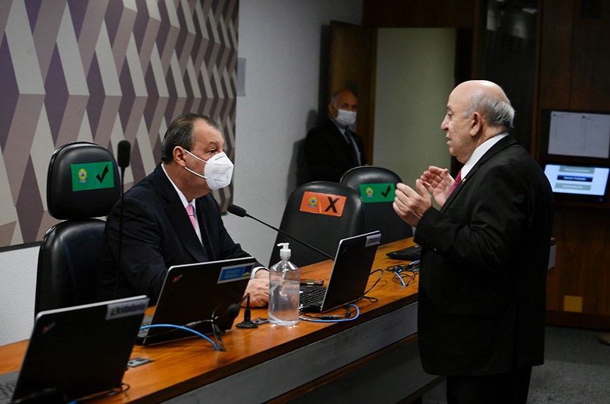 O presidente da CAE, Omar Aziz (de máscara), conversa com Ney Suassuna, relator dos pedidos de empréstimo da Paraíba