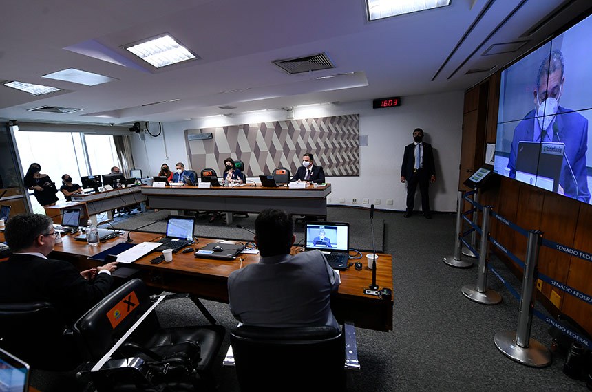 Reunião da CCJ analisa indicação de Kassio Nunes (à mesa, à esquerda) para o STF