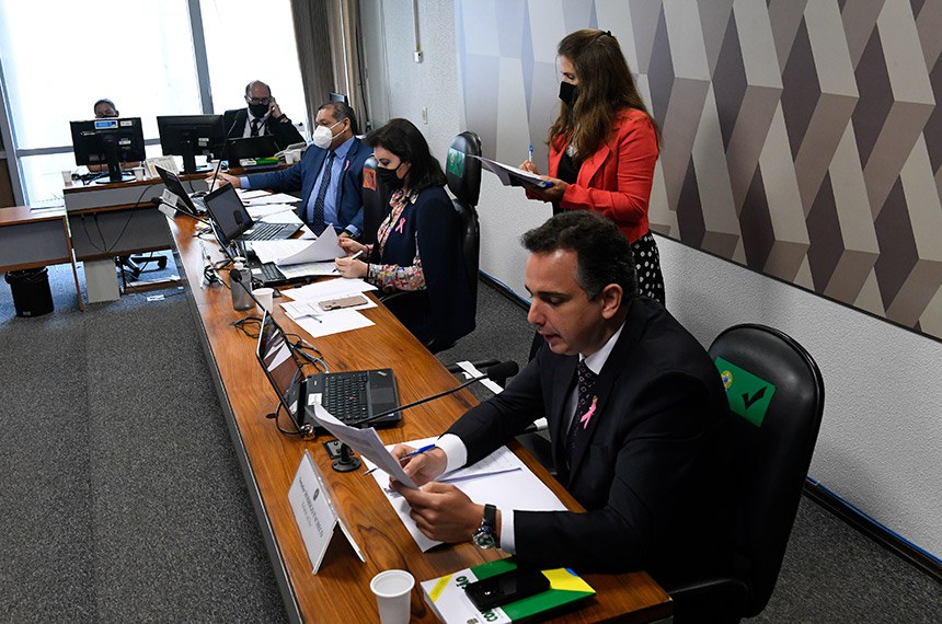 O senador Rodrigo Pacheco apresentou o relatório na CCJ no lugar do relator, senador Eduardo Braga, que foi diagnosticado com covid-19 e não pode comparecer