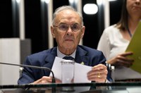 Senadores se referem a Arolde de Oliveira como 'amigo' e 'guerreiro'