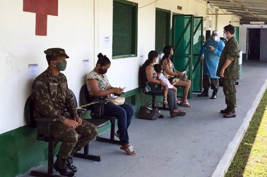 Militares da área de saúde prestando atendimento médico a pacientes com covid-19, em junho passado, em Tabatinga, no estado do Amazonas