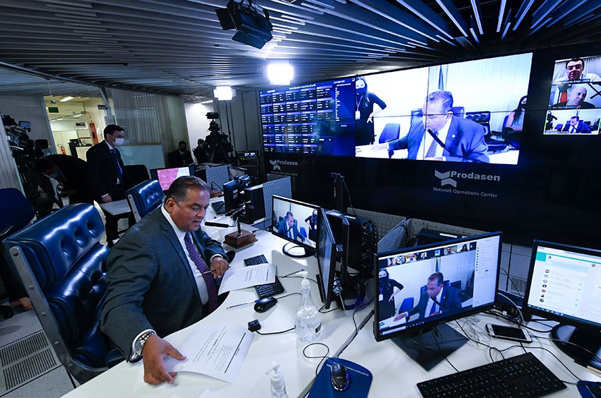 O líder do governo, senador Eduardo Gomes (MDB-TO), durante a sessão remota desta quarta-feira (4)