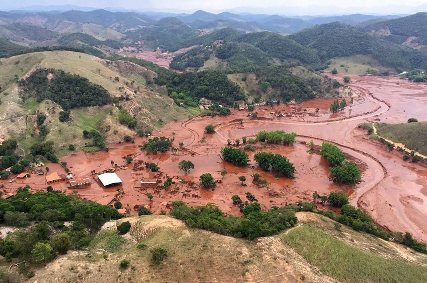 Desastre com barragem da mineradora Samarco soterrou o distrito de Bento Ribeiro deixando 18 mortos e um desaparecido no interior de Minas Gerais