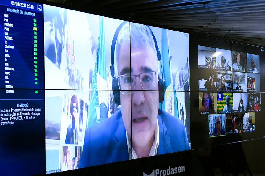 Plenário do Senado se reúne em sessão deliberativa remota (SDR) a partir da sala de controle da Secretaria de Tecnologia da Informação (Prodasen).   Na ordem do dia, projeto que estende por mais um ano o prazo para utilização dos recursos destinados ao enfrentamento da pandemia de coronavírus (PL 4.078/2020); o PL 1.095/2019, que aumenta a punição para quem abusa, fere ou mutila cães e gatos; Projeto de Lei Complementar (PLP) 195/2020, que prevê a concessão de ajuda financeira às escolas privadas afetadas pela pandemia; o PL 2.388/2020, que libera, durante a pandemia, dinheiro do Fundo de Universalização dos Serviços de Telecomunicações (Fust) para famílias cadastradas em programas sociais do governo federal; o PL 5.013/2019, que cria um Cadastro Nacional de Pessoas Condenadas por Crime de Estupro; e por fim três itens extrapauta: a MP 967/2020 e MP 969/2020, que abrem crédito extraordinário em favor do Ministério da Saúde; e o RQS nº 2187/2020, que solicita a criação de uma Comissão Temporária Externa para acompanhar as ações de enfrentamento aos incêndios detectados no bioma Pantanal e seus desdobramentos.  Senador Eduardo Girão (Podemos-CE) em pronunciamento via videoconferência.  Foto: Marcos Oliveira/Agência Senado