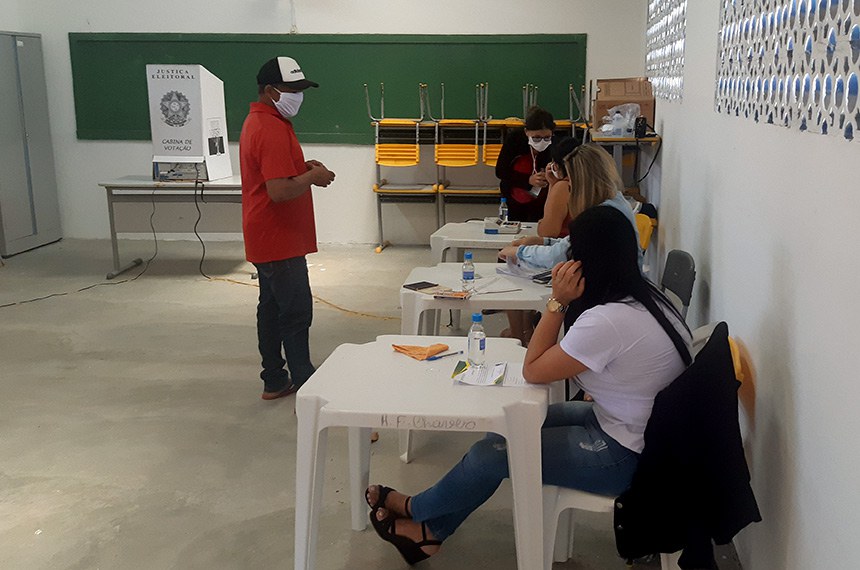 Cidadão se prepara para votar em seção eleitoral no Ceará: movimento foi menos intenso em 2020 que nas eleições anteriores