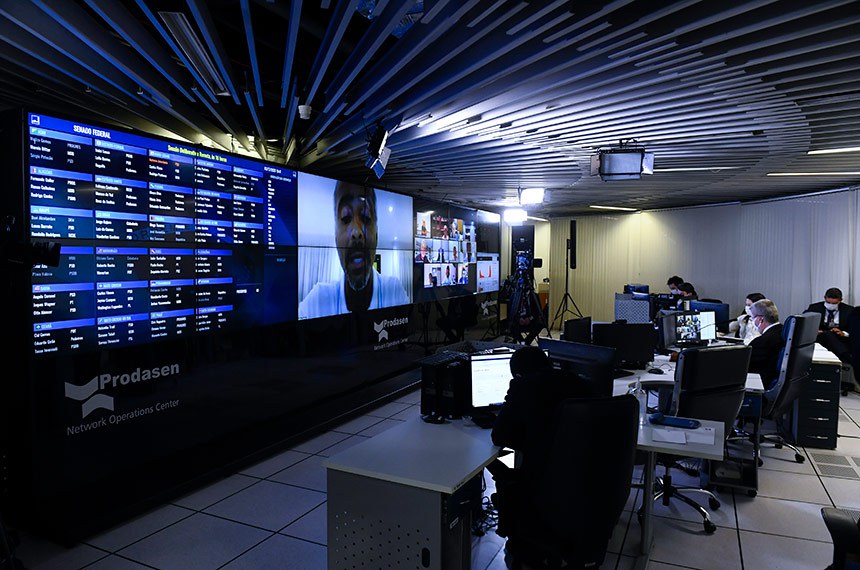 Sessão Deliberativa Remota (SDR) do Senado Federal realizada a partir da sala de controle da Secretaria de Tecnologia da Informação (Prodasen). Na ordem do dia, a MP 994/2020, medida provisória que abre crédito extraordinário para, entre outros objetivos, viabilizar a produção da vacina de Oxford; o PL 4.023/2020, que estabelece diretrizes para a vacinação contra a covid-19. Os senadores também devem votar o PLS 468/2017, projeto de lei que permite que recursos do Fundo de Aviação Civil sejam usados em desapropriações para ampliação de aeroportos, e o PL 4.937/2020, que prevê a utilização de parte dos recursos provenientes das multas de trânsito em obras de acessibilidade. Em pronunciamento via videoconferência, relator do PL 4.937/2020, senador Romário (Podemos-RJ). Vice-presidente do Senado Federal, senador Antonio Anastasia (PSD-MG), conduz sessão. Foto: Marcos Oliveira/Agência Senado