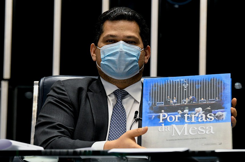 Sessão deliberativa semipresencial do Senado Federal destinada à deliberação de autoridades sabatinadas pelas Comissões. Ordem do dia. Os bastidores da atuação parlamentar no Senado e o trabalho de todos os secretários-gerais da Mesa desde 1960 são temas do livro Por Trás da Mesa, lançado nesta quarta-feira (16) durante sessão plenária semipresencial pelo presidente da Casa, Davi Alcolumbre. A obra recorda fatos da época em que a capital federal ainda era o Rio de Janeiro e traça uma linha do tempo, com auxílio de documentos históricos, que alcança o atual secretário, Luiz Fernando Bandeira de Mello. Presidente do Senado Federal, senador Davi Alcolumbre (DEM-AP) exibe livro