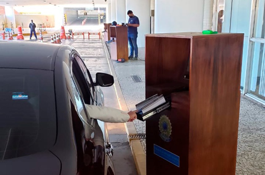 Para a realização de votações secretas, destinadas à escolha de autoridades, foram instalados postos de drive-thru com biometria
