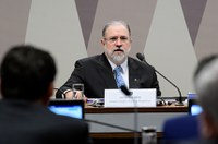 Senadores entram com representação no Ministério Público para investigar Aras