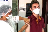 Agente de saúde, ex-jovem senador é vacinado contra covid-19 em Cuitegi (PB)