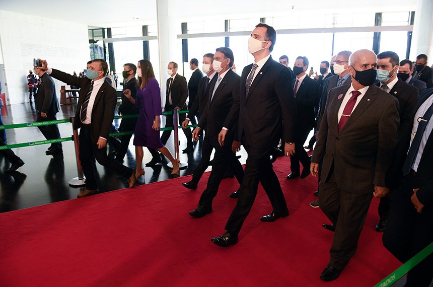 Os presidentes do Senado e da Câmara acompanham Jair Bolsonaro até o Plenário