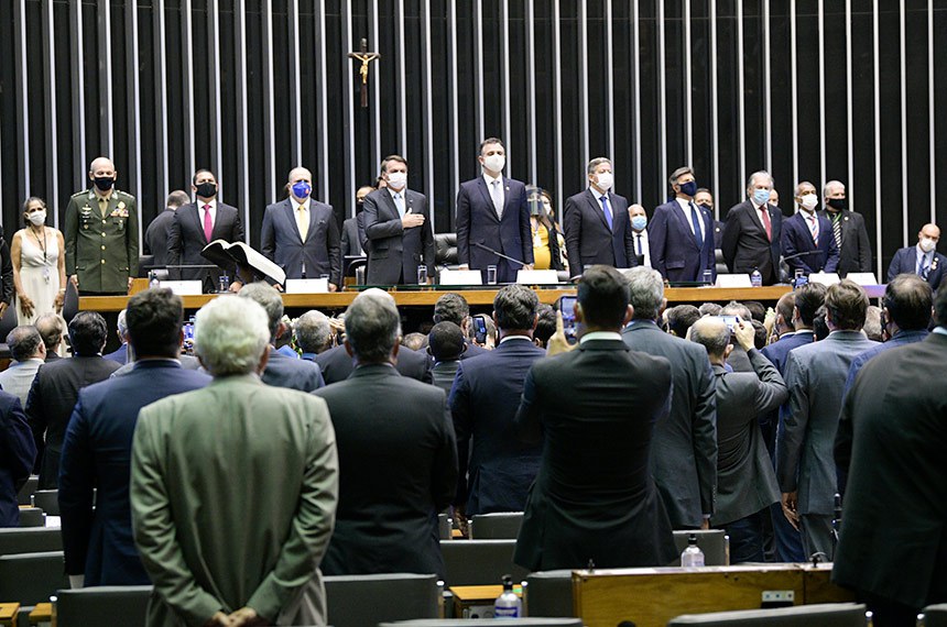 No Plenário, os presidentes dos três Poderes acompanham a execução do Hino Nacional em posição de respeito