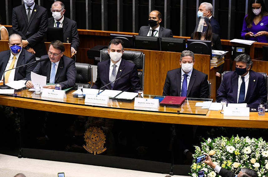 Jair Bolsonaro lê mensagem presidencial e presta contas de sua gestão no último ano. À mesa, com o presidente, Rodrigo Pacheco, Arthur Lira e Luiz Fux