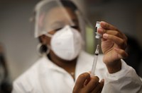 Senadores querem remover alerta obrigatório de risco da MP das vacinas