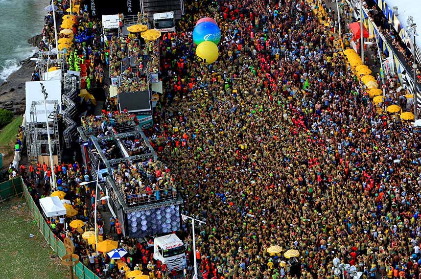 Foliões no Carnaval em Salvador em 2020, quando a covid-19 ainda não havia atingido o país