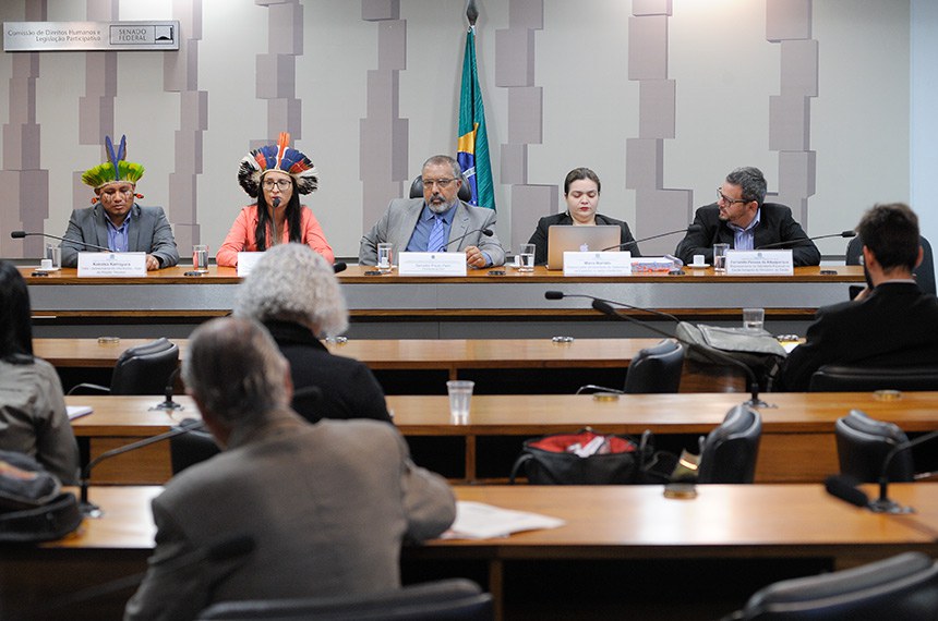Kakatsa Kamayura, Sandra Terena, Paulo Paim, Maíra Barreto e Fernando Pessoa Albuquerque durante a audiência na CDH em 2016