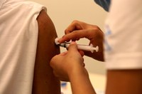 Senadores querem criminalizar fraudes na vacinação contra covid-19