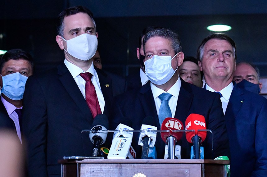 Rodrigo Pacheco, Arthur Lira e Jair Bolsonaro durante entrevista coletiva após a entrega da medida provisória