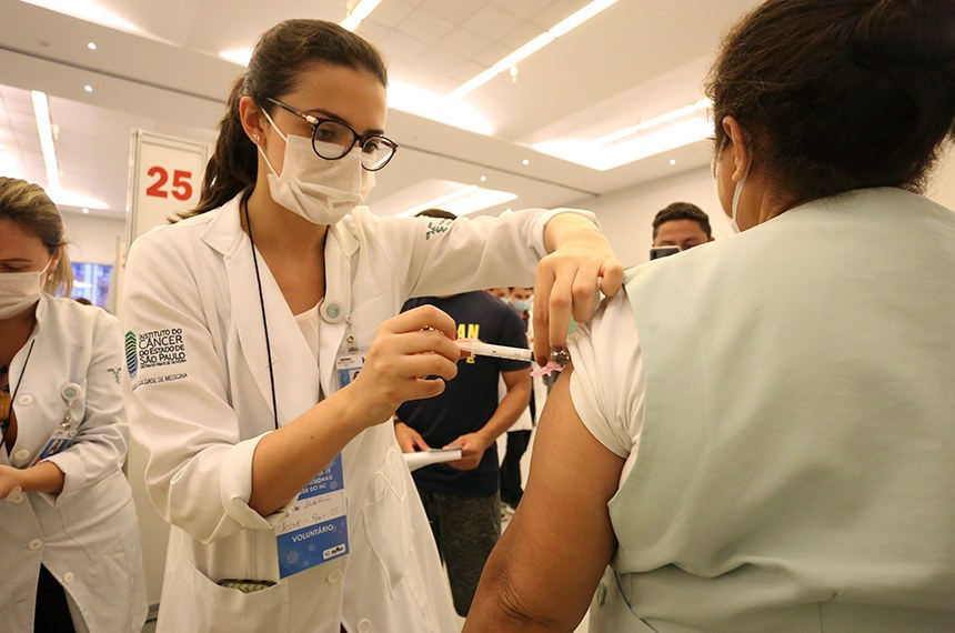 Menos de 3% da população brasileira foi imunizada contra o coronavírus