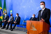 Lei permite que estados, municípios e empresas comprem vacinas contra covid-19