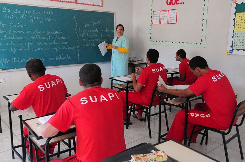 Presos em sala de aula em presídio no interior de Minas Gerais