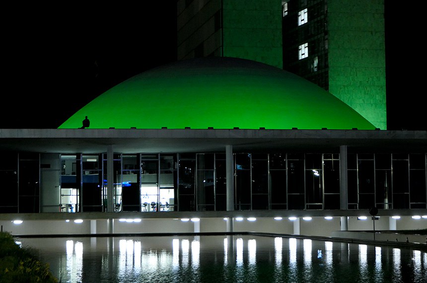 Cúpula e edifício principal ficam iluminados de verde até 8 de abril