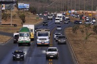 Novas regras de trânsito, como pontuação da CNH, entram em vigor nesta segunda