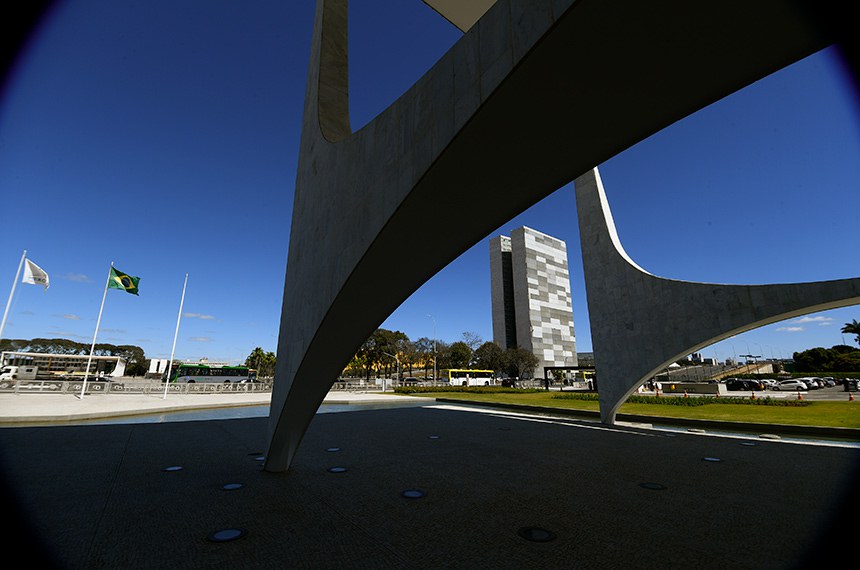 Imagens de Brasília - Colunas da fachada do Palácio do Planalto com vista para o prédio do Congresso Nacional. Foto: Marcos Oliveira/Agência Senado
