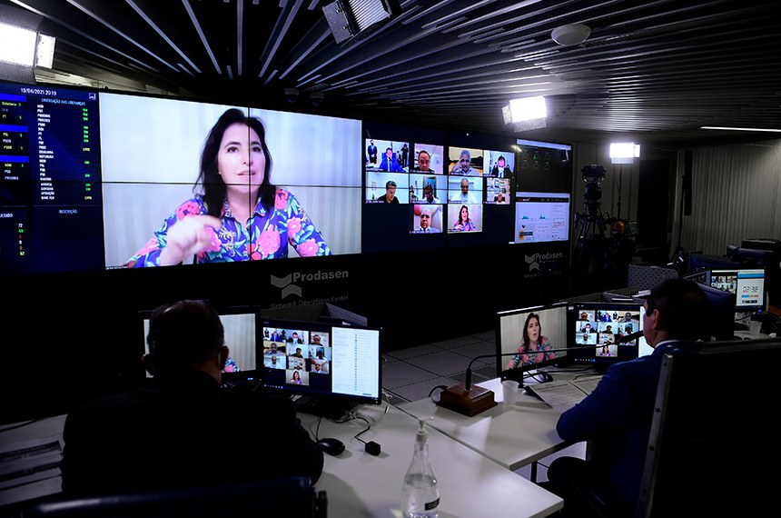 Sessão Deliberativa Remota do Congresso Nacional, para senadores, destinada à deliberação de vetos presidenciais e do PLN 2/2021, que dispensa União de compensar despesas contra pandemia.  Entre os 12 vetos, estão na pauta sobre auxílio emergencial à mulher provedora de família, aquisição de vacinas, acesso à internet para alunos e professores da educação básica de escolas públicas e Política Nacional de Pagamento por Serviços Ambientais.  Senadora Simone Tebet (MDB-MS) em pronunciamento via videoconferência.  Mesa: 1º vice-presidente da Câmara dos Deputados, deputado Marcelo Ramos (PL-AM), conduz sessão; líder do governo no Congresso Nacional, senador Eduardo Gomes (MDB-TO).  Foto: Pedro França/Agência Senado