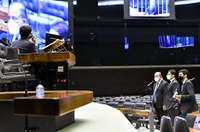 Deputados aprovam projeto que facilita gastos com pandemia; senadores devem confirmar