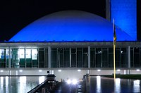 Iluminação azul lembra Dia Mundial de Conscientização do Autismo