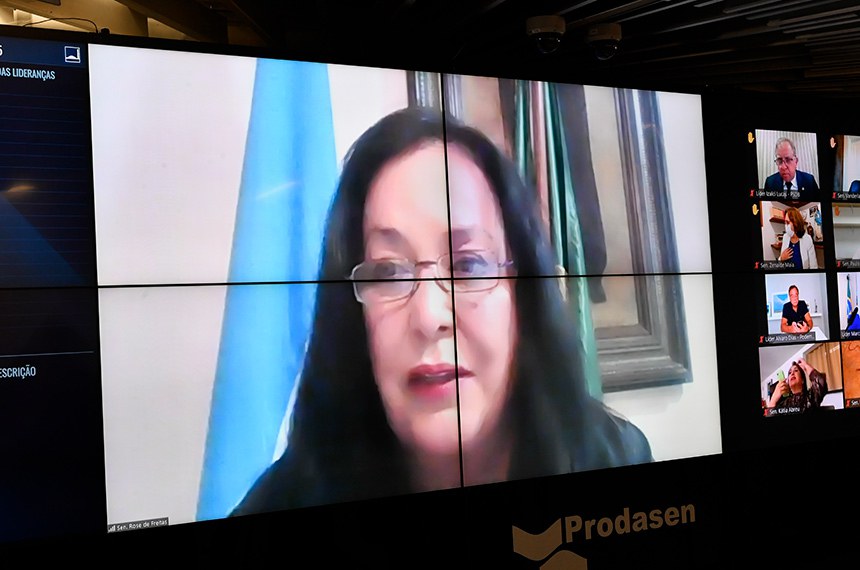 Sessão Deliberativa Remota (SDR) do Senado Federal realizada a partir da sala de controle da Secretaria de Tecnologia da Informação (Prodasen).   Na ordem do dia, sete (07) itens na pauta. Entre eles: PL 1.343/2021 que dispõe sobre a autorização para que estruturas industriais destinadas à fabricação de produtos de uso veterinário sejam utilizadas na produção de vacinas contra a Covid-19 no Brasil; e PLS 415/2015 que altera a Lei Orgânica da Saúde, para tornar obrigatória a definição em regulamento e a divulgação do indicador ou parâmetro de custo-efetividade utilizado na análise das solicitações de incorporação de tecnologia e determinar a aleatoriedade e publicidade na distribuição dos processos às instâncias responsáveis por essa análise.   Senadora Rose de Freitas (MDB-ES) em pronunciamento via videoconferência.   Foto: Leopoldo Silva/Agência Senado