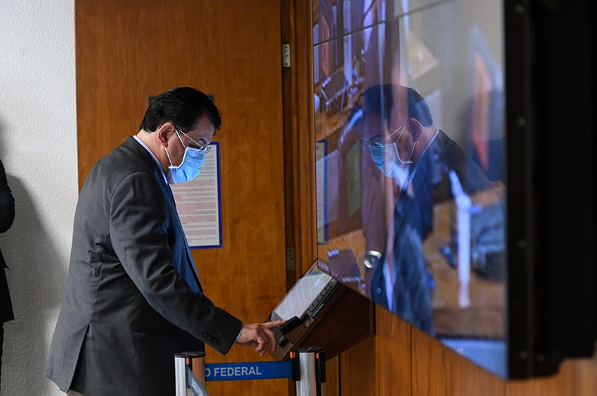 O senador Eduardo Braga (MDB-AM) vota para escolher o presidente da CPI da Pandemia; nova urna foi usada pela primeira vez nesta terça