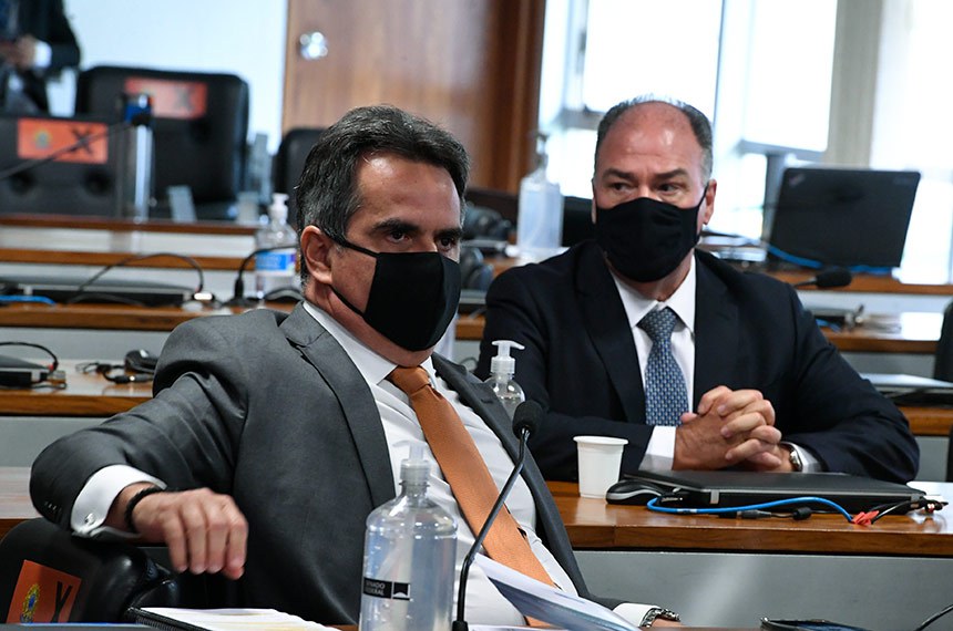 Ciro Nogueira, da base do governo, e Fernando Bezerra Coelho, líder do governo Bolsonaro, na reunião da CPI da Pandemia