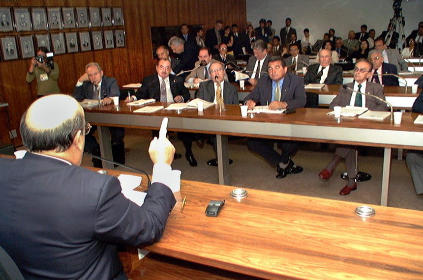 Comissão de Assuntos Econômico aprova a LRF em 4 de abril de 2000