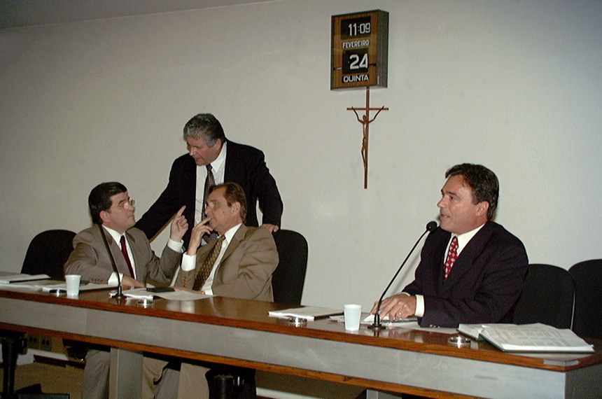 Alvaro Dias (D) foi relator da LRF na Comissão de Constituição e Justiça, que aprovou o relatório em 24 de fevereiro de 2000
