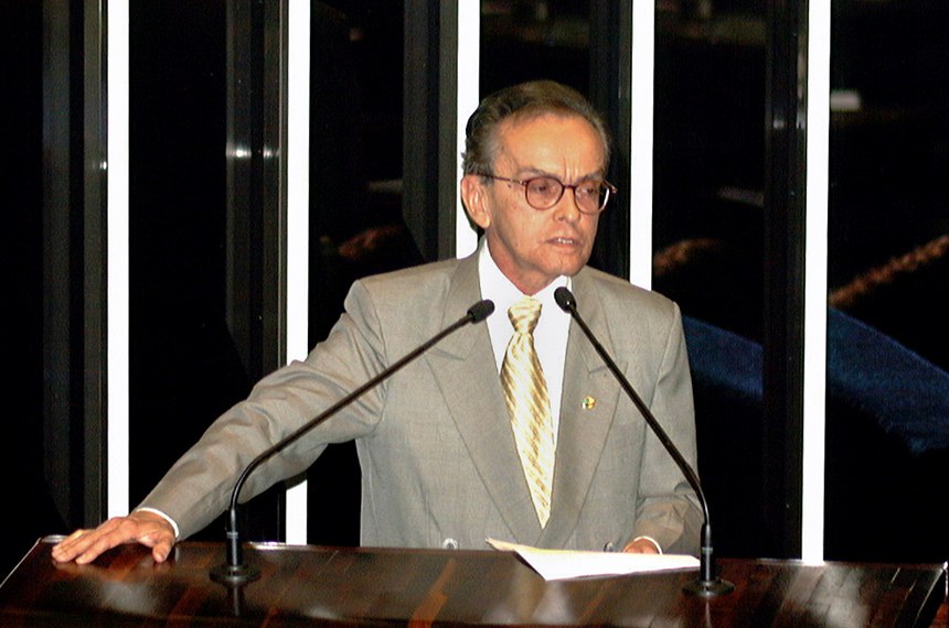 Senador Jefferson Peres, relator na CAE, discursa na tribuna do Plenário em 11 de abril de 2000, quando foi aprovada a LRF