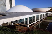 MPs que garantem auxílio emergencial são prorrogadas