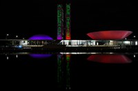 Projeção nos prédios do Congresso homenageia profissionais da enfermagem