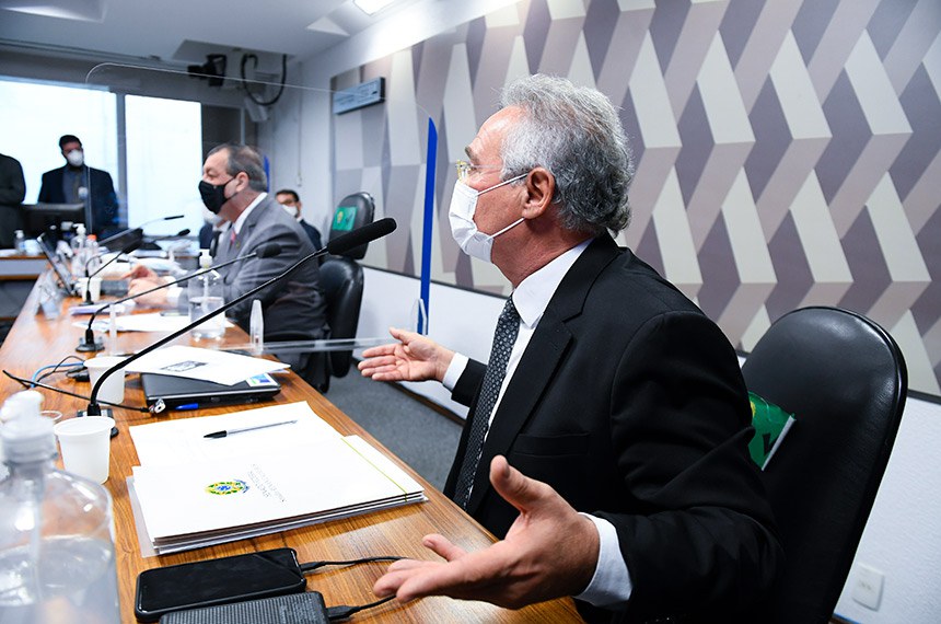 O relator da CPI da Pandemia, Renan Calheiros, durante a audiência desta quarta-feira; ao fundo, o presidente da CPI, Omar Aziz