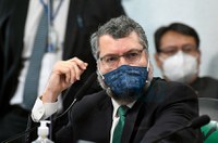 Ernesto Araújo confirma pedido de insumos à Índia para produção de cloroquina