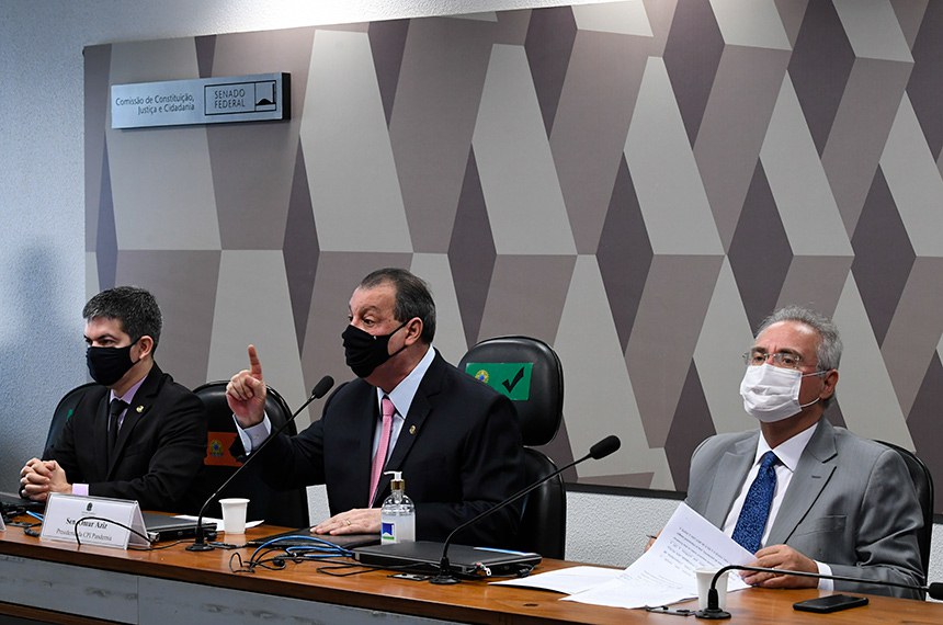 O presidente da CPI, Omar Aziz, entre o relator, Renan Calheiros (D), e o vice, Randolfe Rodrigues