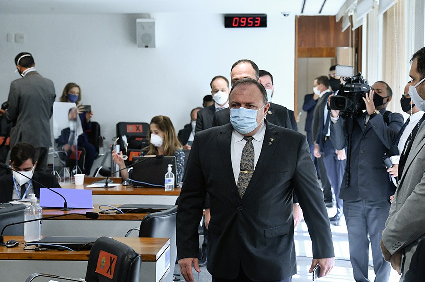 O ex-ministro Eduardo Pazuello chega à sala da CPI para segundo dia de depoimento, em 20 de maio