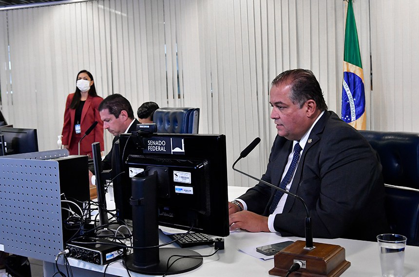 Deputado Marcelo Ramos, vice-presidente do Congresso, e senador Eduardo Gomes, líder do governo, na mesa de comando da sessão remota com senadores