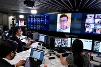 Carlos Viana está internado com covid-19, mas sem sintomas graves