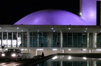 Congresso recebe a cor lilás para lembrar o Dia do Teste do Pezinho