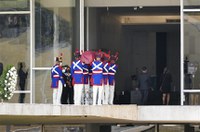 Familiares, amigos e políticos se despedem de Marco Maciel