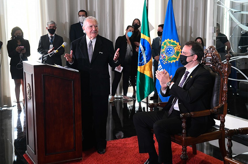 Presidente do Senado, Rodrigo Pacheco (dir.), recebe e o ex-presidente da República e ex-senador, José Sarney, em solenidade de homenagem