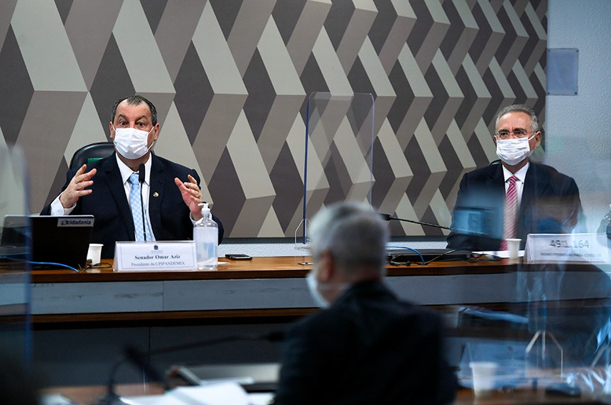 Omar Aziz, presidente da CPI, e Renan Calheiros, relator, que pediu a reclassificação dos documentos 